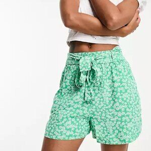 Pieces Tie Waist Flowy Shorts in Green Ditsy Floral